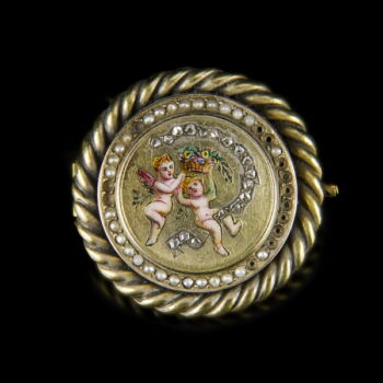 Golden brooch with puttos, diamonds and pearl