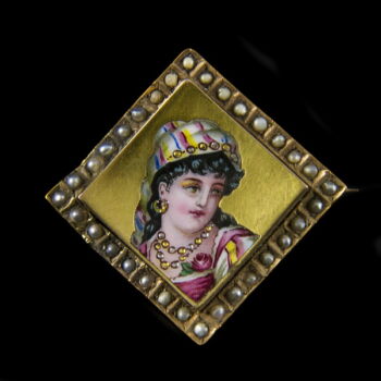 Arany bross zománcfestett női portréképpel és gyöngyökkel