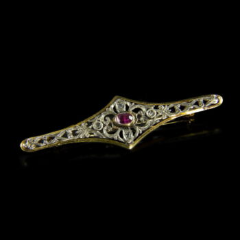 Rhomboid-shaped brooch with ruby