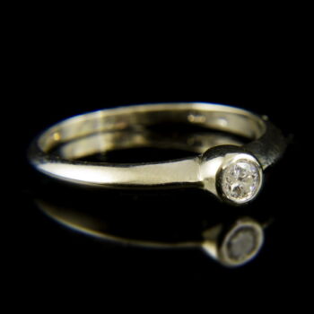 14 K white gold solitaire ring with a diamond (0.15 ct)