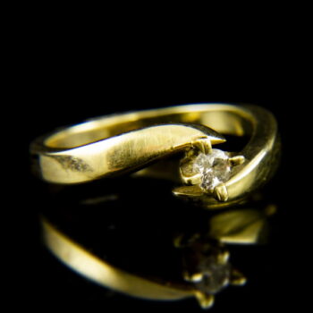 14 karátos sárgaarany eljegyzési gyűrű karmos foglalatban gyémánt kővel (0.13 ct)