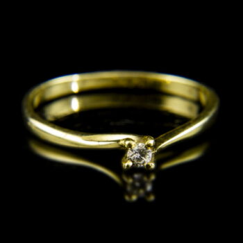 14 karátos sárgaarany szoliter gyűrű apró gyémánt kővel (0.02 ct)