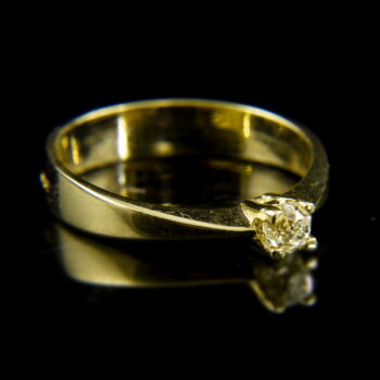 14 K gold solitaire ring with an old-cut diamond (0.28 ct)