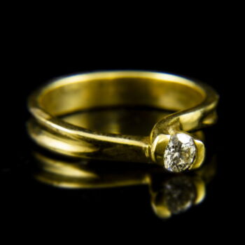 18 karátos sárgaarany eljegyzési gyűrű briliáns csiszolású gyémánt kővel (0.21 ct)
