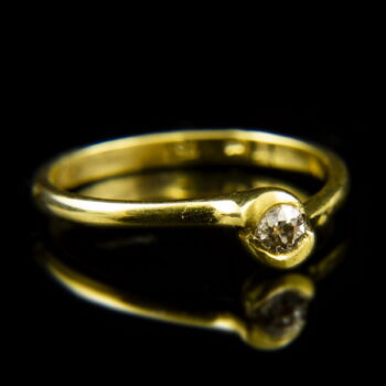 18 karátos sárgaarany eljegyzési gyűrű régi csiszolású gyémánt kővel (0.15 ct)