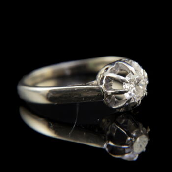 Solitaire-style ring with diamond (0,35 ct) 