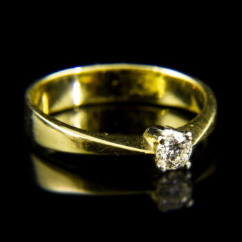 Sárgaarany eljegyzési gyűrű négykarmos foglalatban briliáns csiszolású gyémánt kővel (0.20 ct)