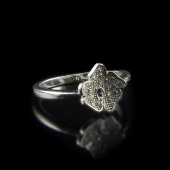 Sterling ezüst gyűrű leveles gyűrűfejben üveg kövekkel