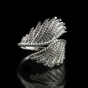 Sterling ezüst gyűrű szárnyas gyűrűfejben üveg kövekkel