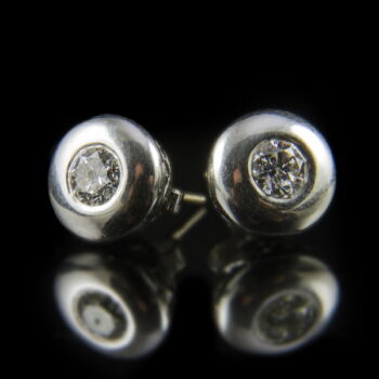 White gold pair of earrings with diamonds in bouton setting