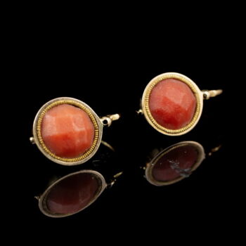 Pair of earrings with coral stones