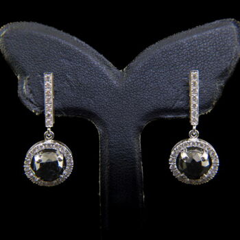 Stiftes fazonú fülönfüggő pár briliáns csiszolású fekete gyémánttal