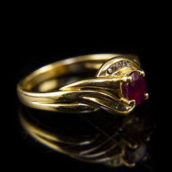 Női arany gyűrű rubin és gyémánt kövekkel