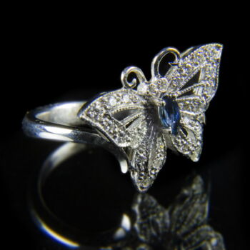 Pillangós fehérarany gyűrű zafírral és gyémánt kövekkel