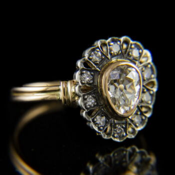 Rosette-shaped gold ring for women with a drop-shaped diamond