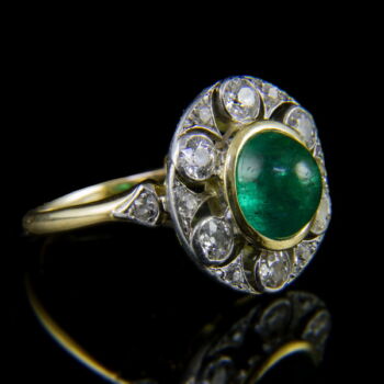 Sárgaarany gyűrű cabochon smaragddal és gyémánt kövekkel