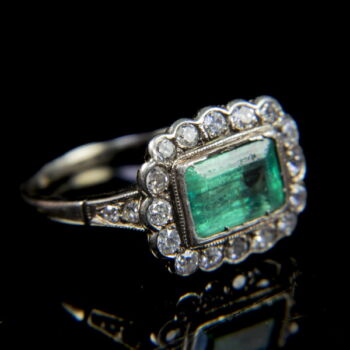 Rozetta fazonú női gyűrű zöld üvegkővel és gyémántokkal