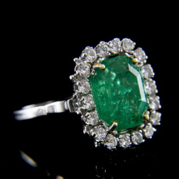 Rozetta fazonú smaragd gyémánt gyűrű