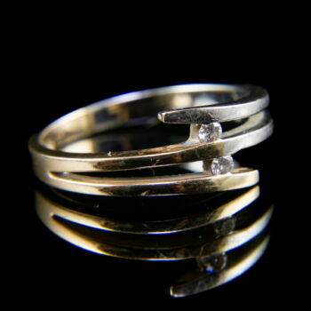 Modern gyűrű 2 briliánskővel