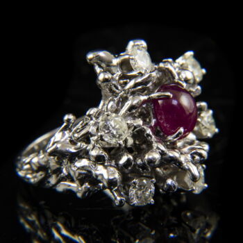 Modern fazonú fehérarany gyűrű rubinnal és gyémántokkal