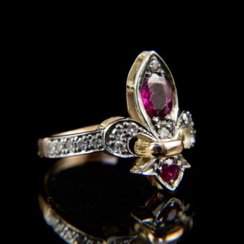 Anjou-liliom gyűrű rubinkövekkel és gyémántokkal