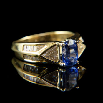 Gyűrű zafírral trillion csiszolású gyémánttal