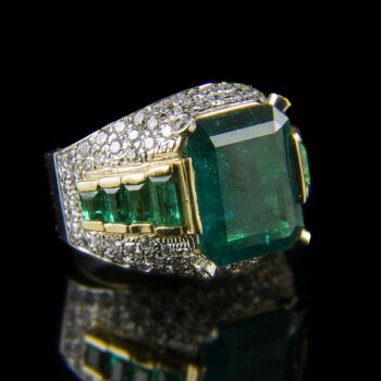 Fehérarany gyémánt gyűrű táblás és baguette csiszolású smaragddal
