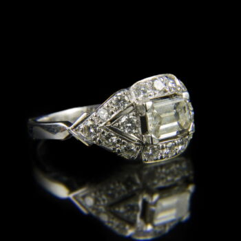 White gold ring with baguette- and brilliant-cut diamonds