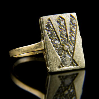Gyémánt köves arany gyűrű szögletes gyűrűfejjel