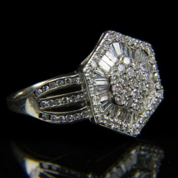 Gyémánt köves fehérarany gyűrű hatszögletű gyűrűfejjel