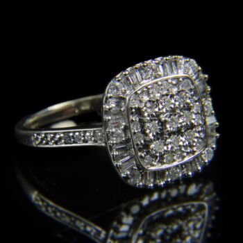 Gyémánt köves fehérarany gyűrű négyszögletes gyűrűfejjel