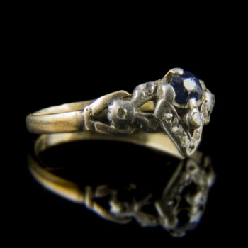 Kék üveg köves arany gyűrű gyémánt splitterekkel