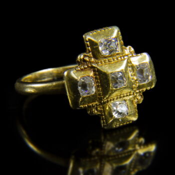 Cross-shaped gold ring with a diamond 