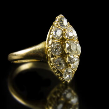 Női arany gyűrű navett forma gyűrűfejben gyémánt kövekkel