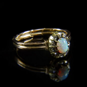 Opál-gyémánt rozettás arany gyűrű