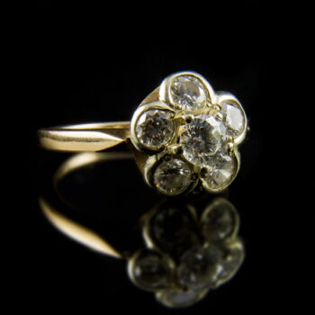 Rozetta fazonú gyémánt köves arany gyűrű