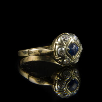 Rozetta fazonú kék köves arany gyűrű gyémántokkal