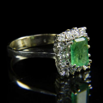Rozetta fazonú gyűrű smaragddal gyémántokkal