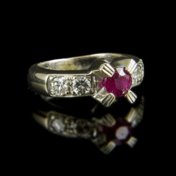 Rubin köves arany gyűrű gyémántokkal