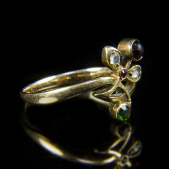 Virágos női arany gyűrű apró gyémántokkal
