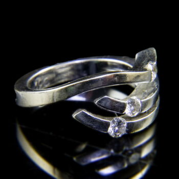 18 karátos fehérarany gyűrű három gyémánt kővel