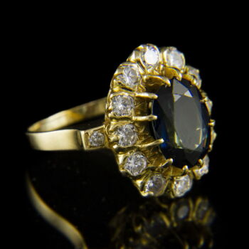 Rozetta fazonú női arany gyűrű zafírral és gyémánt kövekkel