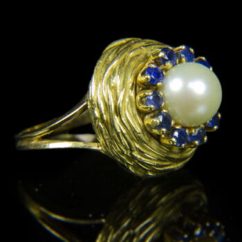 Női arany gyűrű tenyésztett gyönggyel és zafír kövekkel