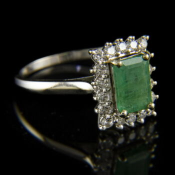 Fehérarany női gyűrű smaragddal és gyémántokkal