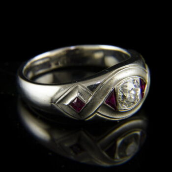 Platina gyűrű rubinnal és gyémántokkal