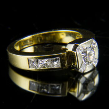 Solitaire-style diamond ring