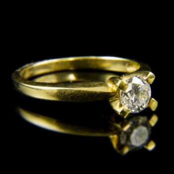 14 K gold engagement ring with brilliant-cut diamond (0.70 ct)