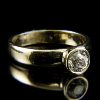 18 karátos arany gyűrű régi csiszolású gyémánt kővel (0.64 ct)