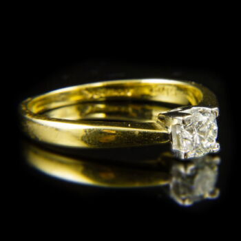 18 karátos sárgaarany eljegyzési gyűrű briliáns csiszolású gyémánt kővel (0.50 ct)