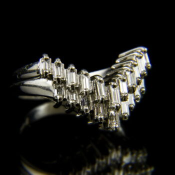 Platina gyűrű baguette csiszolású gyémánt kövekkel